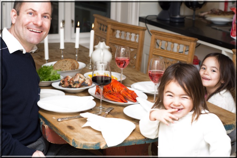 Å være helt alene med pappa skal selvsagt være ekstra spennende, morsomt og overraskende. Barn elsker stort sett det meste de får servert om foreldre er flinke til å introdusere variert mat til sine små. 