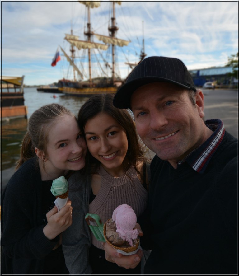 Tiril, Emma Charlotte og pappa på tur sammen ved bryggekanten i Sandefjord. 